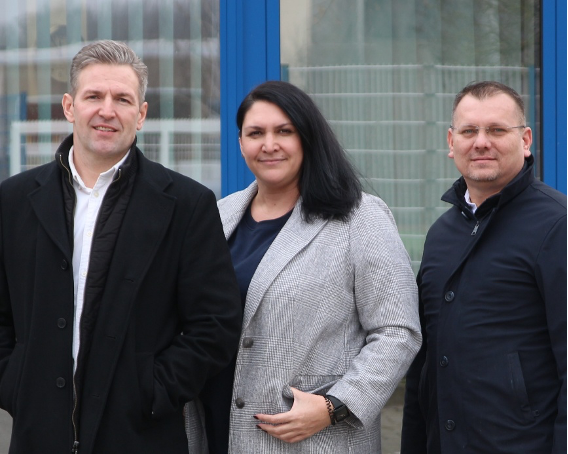 TechLine Team – drei Personen vor dem Firmengebäude