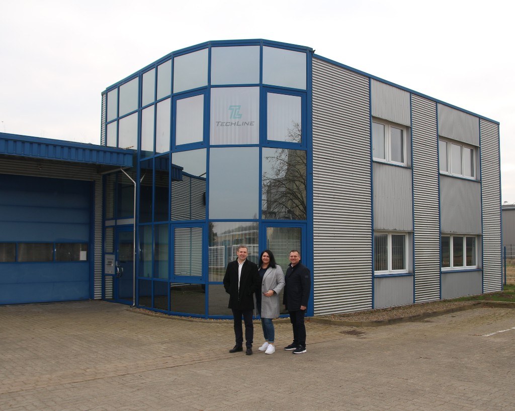 TechLine Team vor dem Firmengebäude in Petershagen